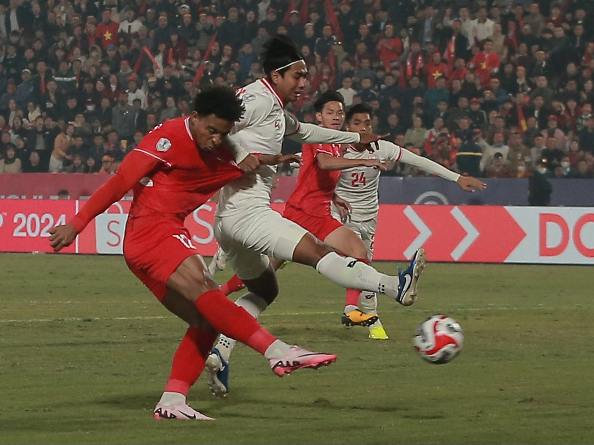 Trong phần lớn thời gian của hiệp 1, bóng tìm đến Xuân Son khá nhiều. Tuy nhiên, tiền đạo này chưa thể làm rung lưới của Myanmar.