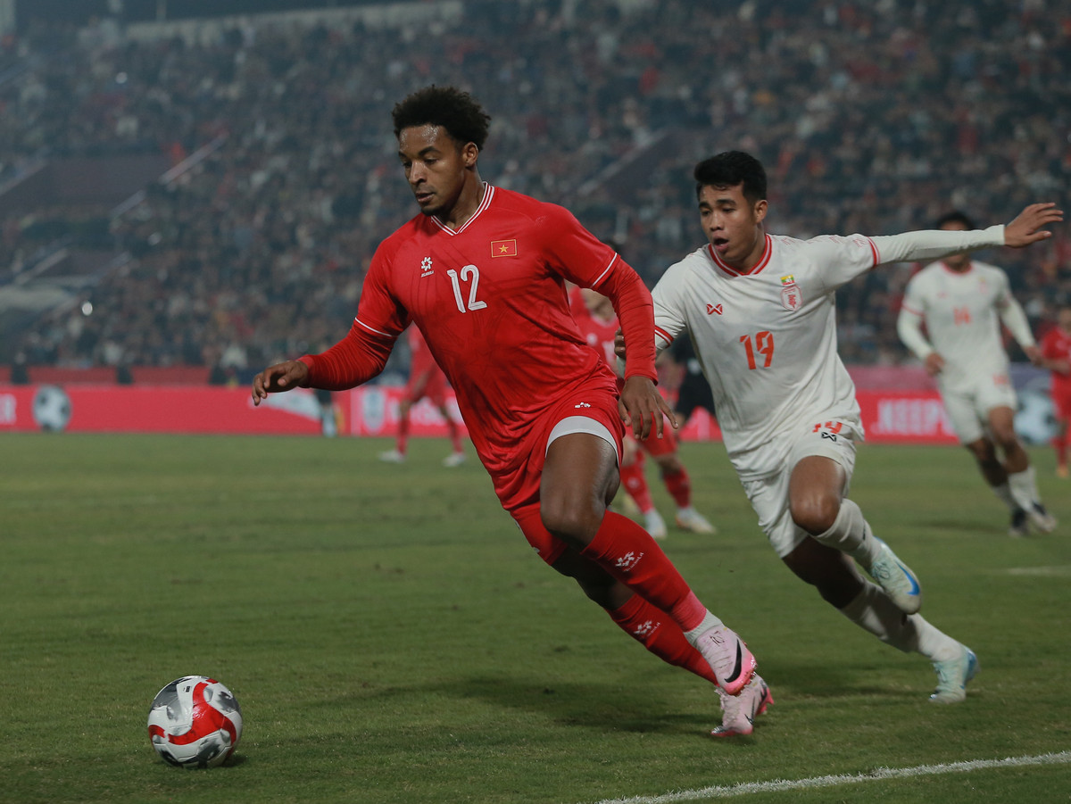 Ngay tình huống đầu tiên của trận đấu, Xuân Son đã có pha ra chân quyết đoán nhưng rất tiếc điểm đến của trái bóng lại cạnh lưới của Myanmar.