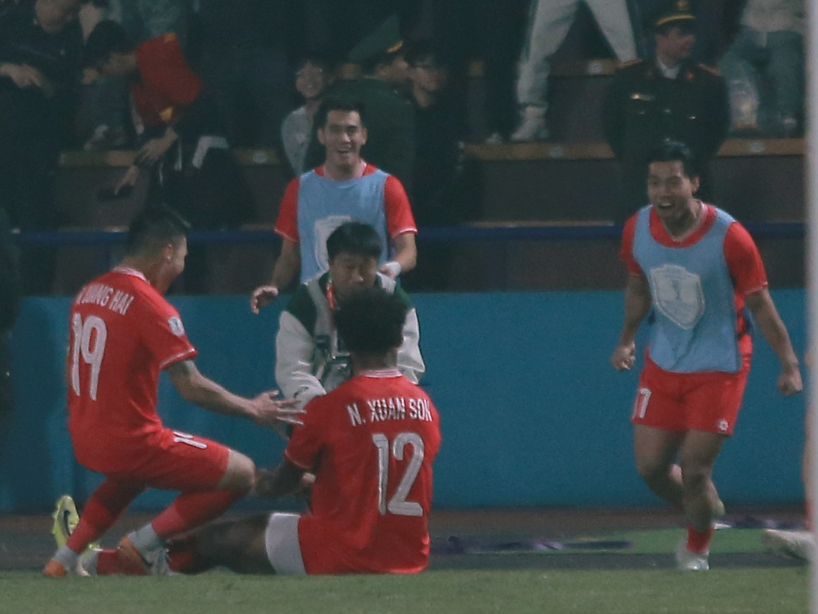 Chưa dừng lại, Xuân Son lại tiếp tục lại kiến tạo cho Quang Hải (phút 74) để đội trưởng ĐT Việt Nam ghim bóng vào lưới Myanmar nâng tỷ số trận đấu lên 3-0.