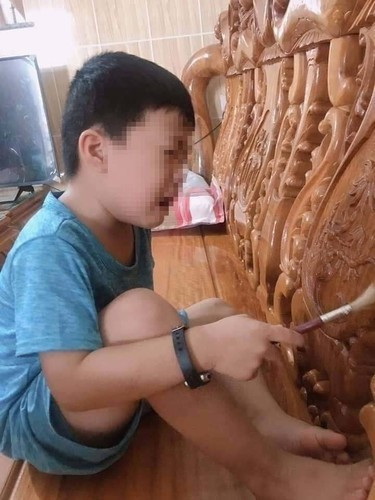 Tài khoản L.N cũng “than thân trách phận”: “Đã có đứa nào dọn nhà đón Tết chưa? Mình vẫn không hiểu sao ngày xưa các cụ lại thích chạm khắc đến vậy. Cả nhà toàn đồ đục đẽo giờ người khổ nhất là mình. Hết một buổi sáng mới xong cái sập”.