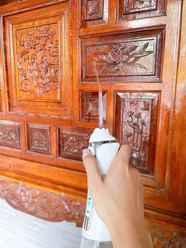 Hàng ngày tăm nước dùng để vệ sinh răng miệng nhưng đến Tết, chúng lại được tận dụng để dọn dẹp các đồ gỗ tinh xảo.