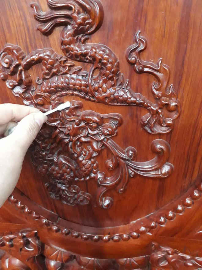 Còn với những người tỉ mẩn hơn, họ chọn cách lấy bông tăm để lau mọi bụi bẩn trong các khe đồ gỗ tinh xảo.