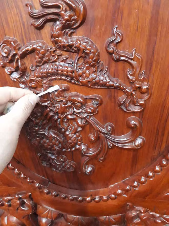 Còn với những người tỉ mẩn hơn, họ chọn cách lấy bông tăm để lau mọi bụi bẩn trong các khe đồ gỗ tinh xảo.