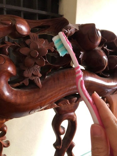 Tài khoản M.P than thở: “Đây là 1 trong những thứ ám ảnh nhất trong chuyên mục dọn nhà Tết. Lắm họa tiết chạm trổ, đã vậy còn đi kèm một câu từ “hoàng hậu”: “Lau sạch từng kẽ một nha con không thì đừng hòng đi tất niên”. Sau này đi mua đồ nội thất, mình sẽ mua hết đồ trơn không điêu khắc gì hết“.