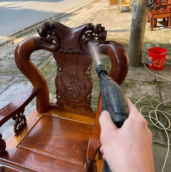 Thay vì lau chùi như bình thường, nhiều netizen đã nghĩ ra cách mang đồ gỗ tinh xảo "đi tắm" và phơi phô là mọi thứ đều sạch sẽ.