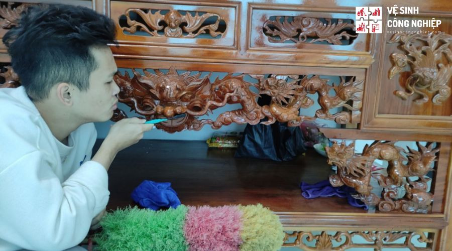 Những hình ảnh dọn dẹp trong ngôi nhà có nhiều đồ gỗ chạm khắc tinh xảo được chia sẻ rầm rộ trên mạng xã hội và nhận sự quan tâm lớn. Có thể thấy ngôi nhà khá có điều kiện khi mọi thứ bên trong đều được làm từ gỗ, chạm khắc cực kỳ tinh xảo.