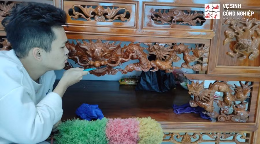 Những hình ảnh dọn dẹp trong ngôi nhà có nhiều đồ gỗ chạm khắc tinh xảo được chia sẻ rầm rộ trên mạng xã hội và nhận sự quan tâm lớn. Có thể thấy ngôi nhà khá có điều kiện khi mọi thứ bên trong đều được làm từ gỗ, chạm khắc cực kỳ tinh xảo.