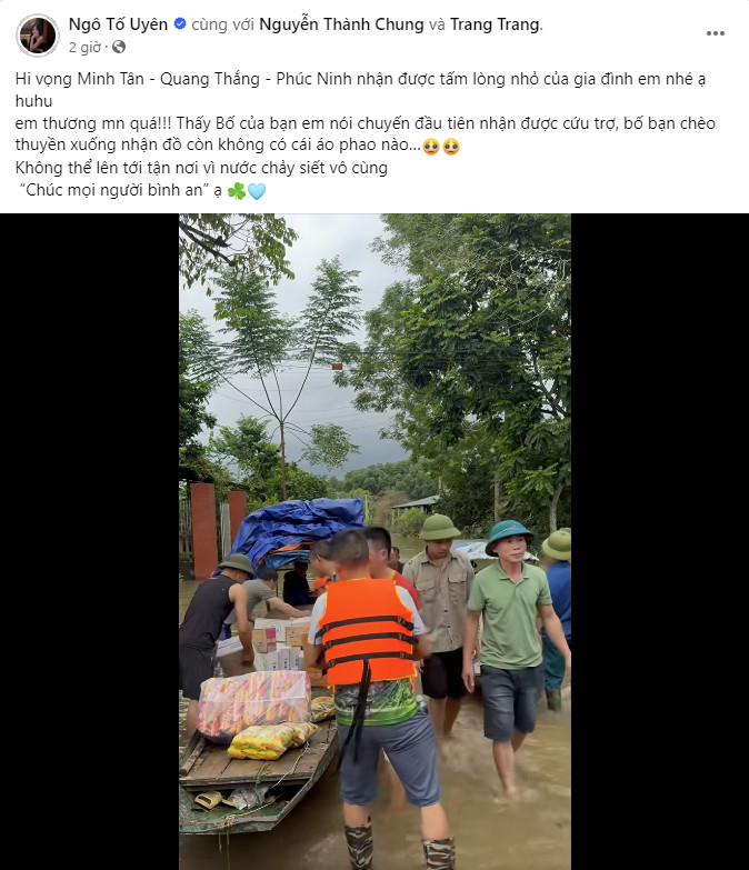 "Nhiều hộ gia đình hứng nước mưa uống. Giờ nằm vẫn áy náy. Vì cứ mải chuẩn bị mì với bánh mà không chuẩn bị nước, lúc gần tới thôn mới sực nhớ ra thì quán nhỏ ven đường chỉ còn có 2 thùng nước lọc", Tố Uyên chia sẻ.