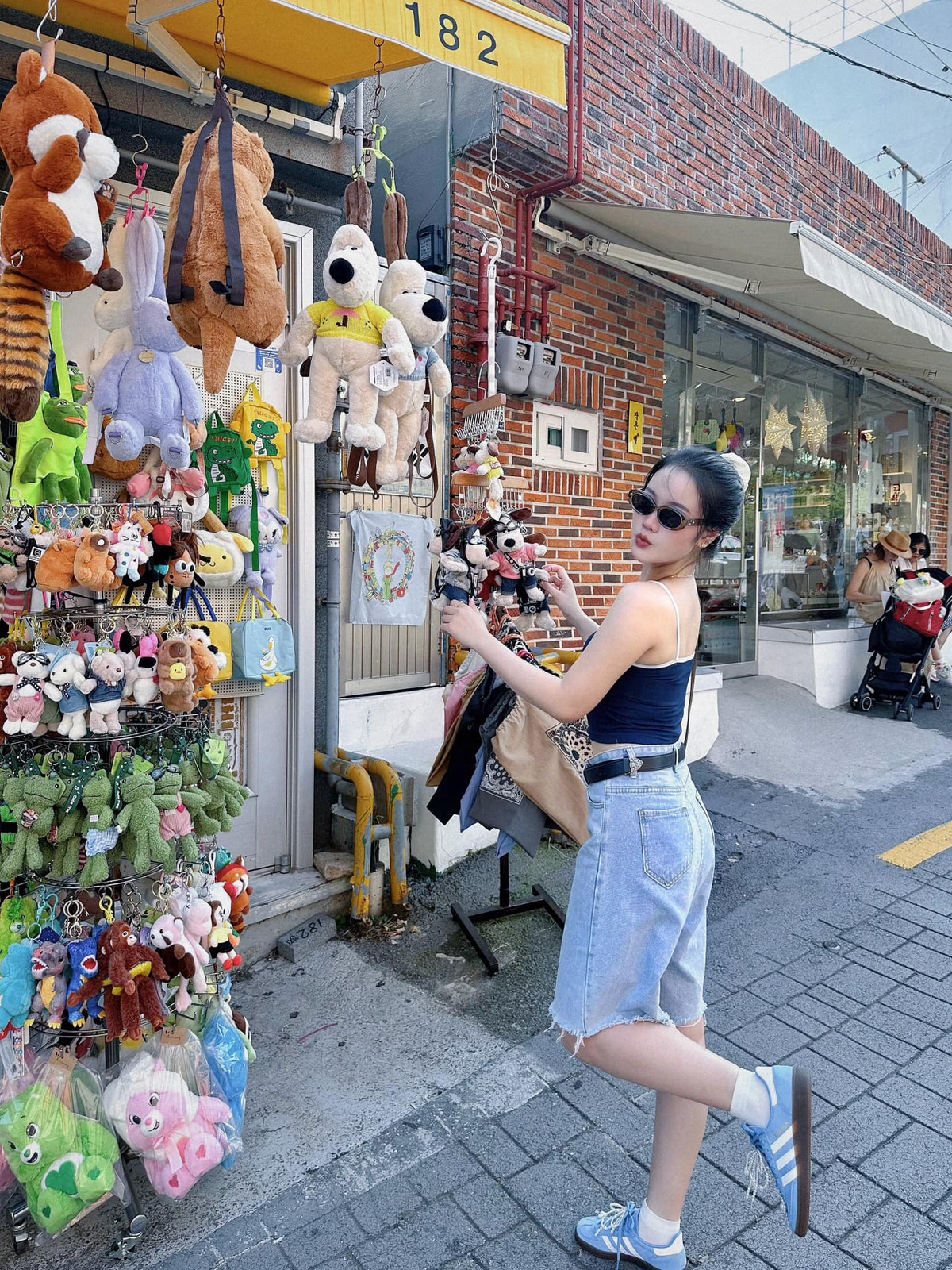 Đúng ngày sinh nhật của mình vào tháng 4/2018, Đoàn Văn Hậu chính thức công khai mối tình với Nguyễn Hoàng Anh (biệt danh Ốc, sinh năm 1999).