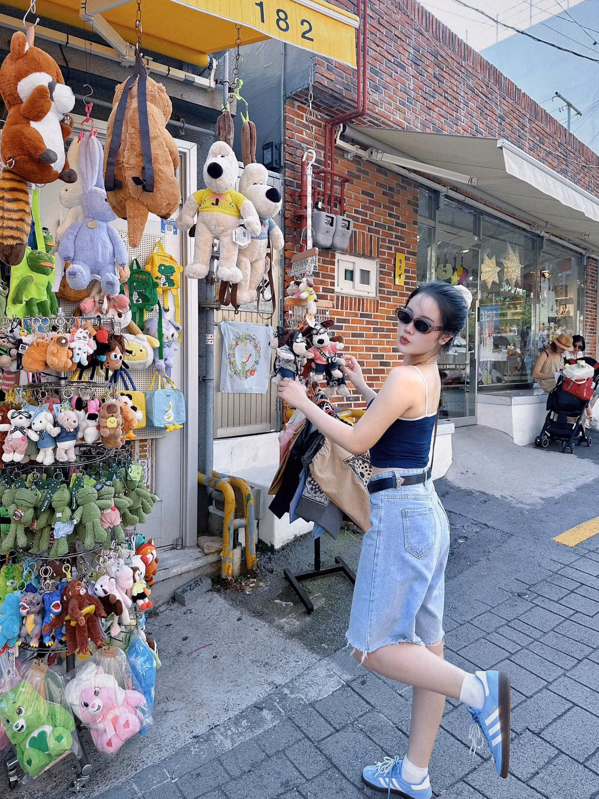 Đúng ngày sinh nhật của mình vào tháng 4/2018, Đoàn Văn Hậu chính thức công khai mối tình với Nguyễn Hoàng Anh (biệt danh Ốc, sinh năm 1999).