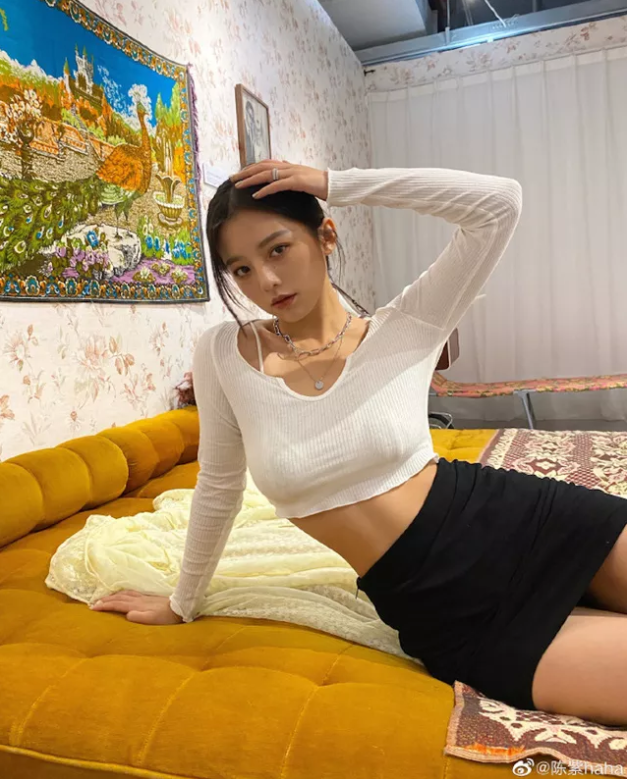 Cô nàng thường xuyên diện thiết kế trang phục đơn giản nhưng khoe trọn sự nữ tính, quyến rũ đầy khỏe khoắn.