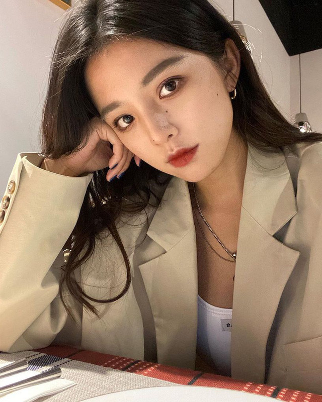 Theo tìm hiểu, gia thế của Chen Zi có nguồn lực tài chế không phải dạng vừa. Người đẹp thường xuyên đi nghỉ dưỡng, giao lưu cùng bạn bè dài ngày.