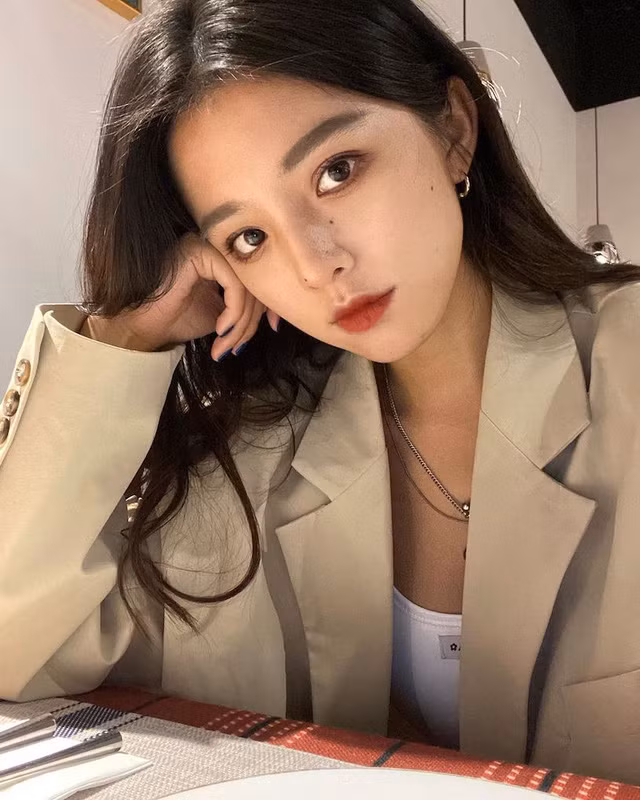 Theo tìm hiểu, gia thế của Chen Zi có nguồn lực tài chế không phải dạng vừa. Người đẹp thường xuyên đi nghỉ dưỡng, giao lưu cùng bạn bè dài ngày.