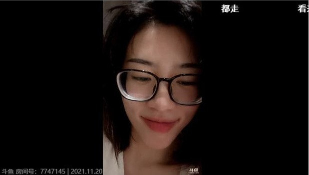 Để cảm ơn những người hâm mộ trung thành đã donate giúp mình giành được vị trí cao trên bảng xếp hạng nữ streamer nổi tiếng nhất, Qingtai đã dũng cảm đáp ứng yêu cầu "show mặt mộc" của đa số người theo dõi.