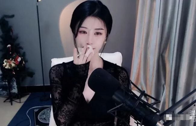 Với tư cách là fan cứng trung thành nhất của nữ streamer, một số fans vẫn gửi tặng 9999 bông hồng để ủng hộ, đồng thời tinh tế khen ngợi.