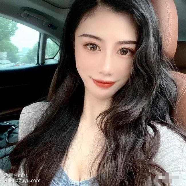 Ngoại hình được trang điểm xinh đẹp của Qingtai miss khi xuất hiện trên sóng trực tiếp.