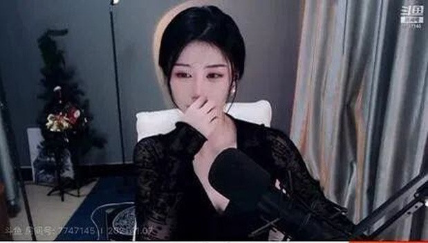 Cách đây chưa lâu, QingTai cũng khiến netizen chú ý khi bật khóc nức nở khi biết tin vị fan cứng lớn nhất sẽ không thể ủng hộ mình trong khoảng thời gian sắp tới.