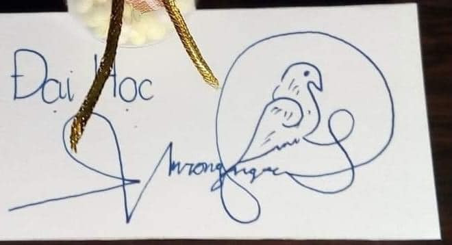 Chắc hẳn nhiều người sẽ bất ngờ không chỉ chữ ký mà đó là chú chim được tạo hình cầu kỳ phía sau.