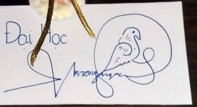 Chắc hẳn nhiều người sẽ bất ngờ không chỉ chữ ký mà đó là chú chim được tạo hình cầu kỳ phía sau.
