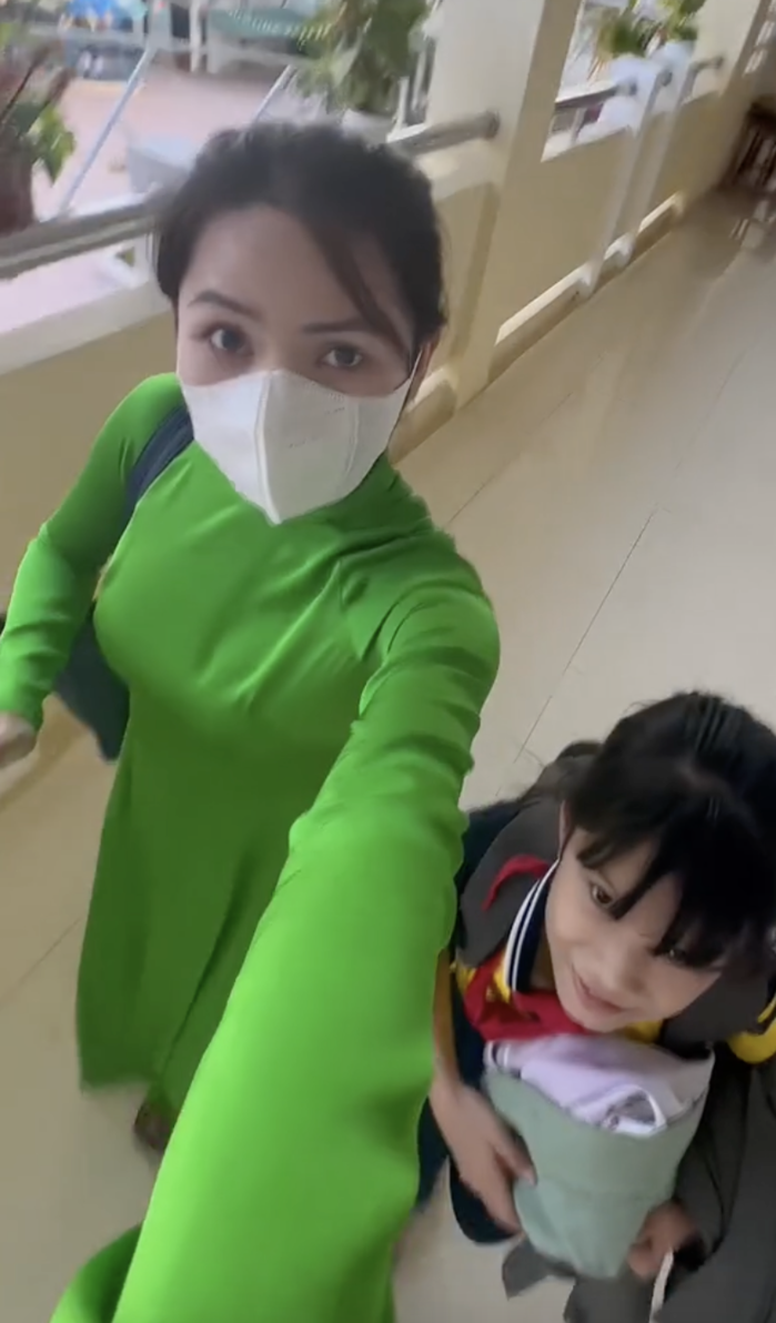 Ăn diện gọn gàng và sở hữu một gương mặt xinh đẹp, cô nàng được nhiều người trên mạng yêu thích, học sinh cũng rất quý mến. Ảnh: Vẹn