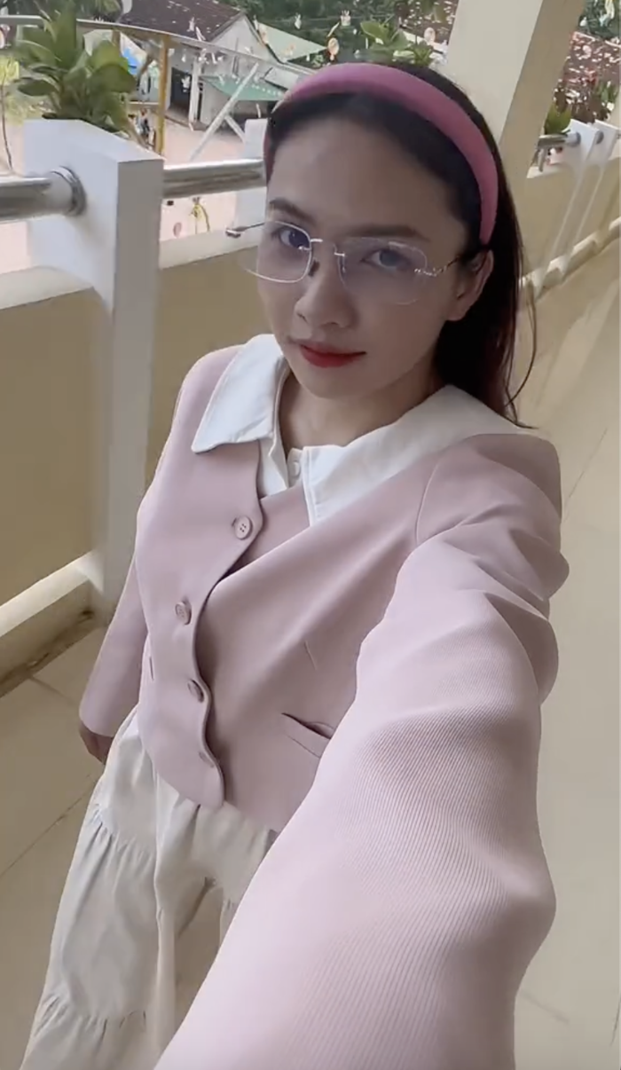 Hình tượng phổ biến của cô giáo từ xưa nhưng ngày nay các cô nàng GenZ đã thay đổi dần hình ảnh này thành những trẻ trung, năng động. Dẫn đầu trong xu hướng "GenZ đi dạy" này, bạn Vẹn đã có dịp "quậy tung trường học" với series quần áo đi giản đa dạy mẫu mã, màu sắc khiến không ít người thích thú.