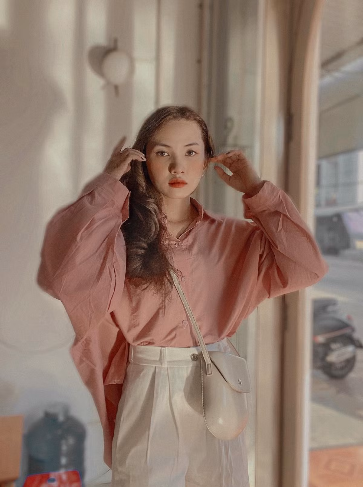 Ngay sau khi đi được đăng tải, đoạn clip khoe outfit đi dạy của cô giáo Vẹn đã nhanh chóng thu hút về một lượng lớn sự quan tâm của người xem. Đa số mọi người đều tỏ ra ngưỡng mộ nhan sắc trời ban, phong thái lý tưởng của cô nàng.