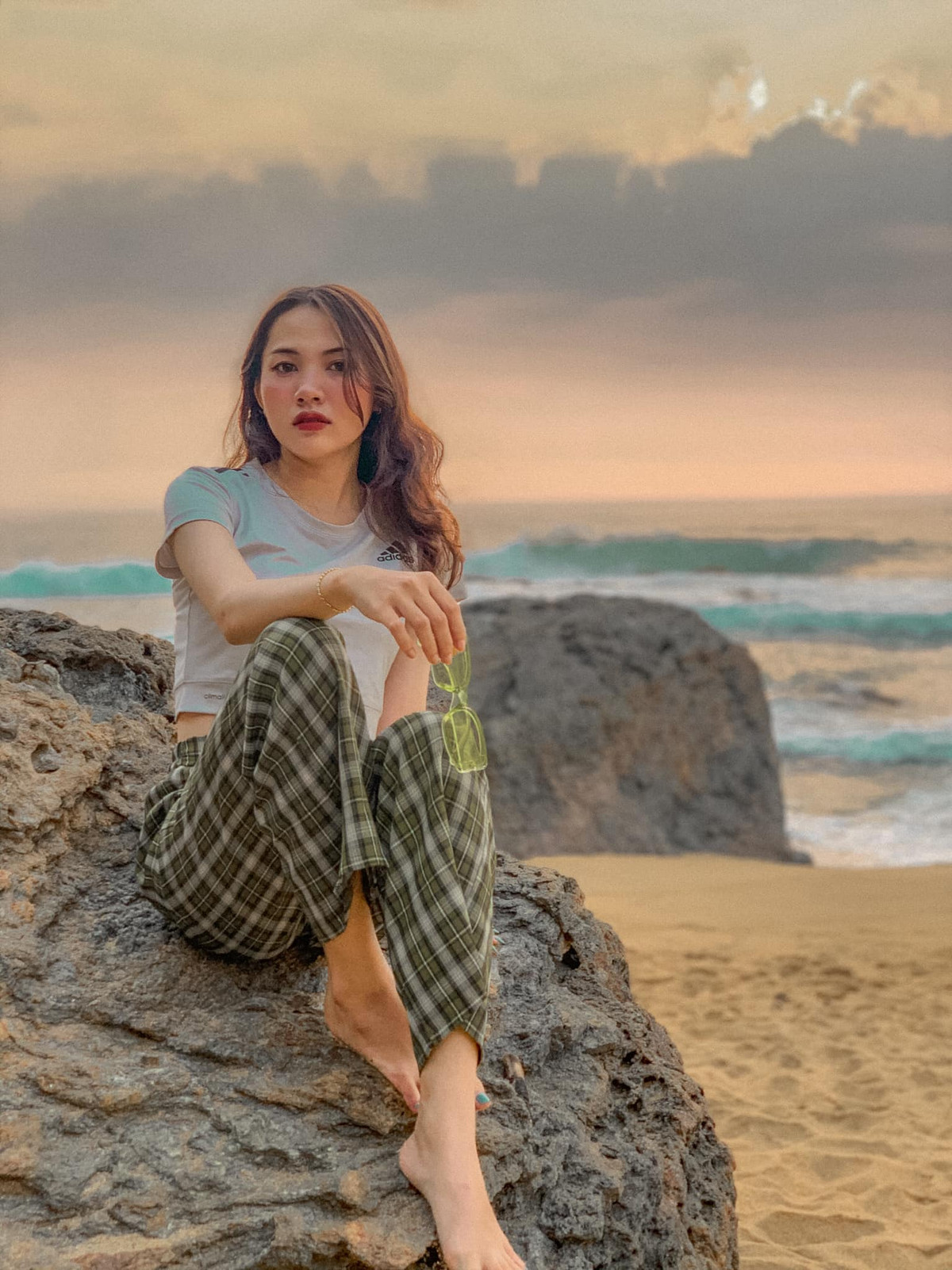 Từ áo dài cho đến quần tây, áo tay bèo phá cách hiện đại, cô nàng không từ chối bất kì món quần áo nào vì cô lúc nào mặc cũng đẹp. Ảnh: Vẹn