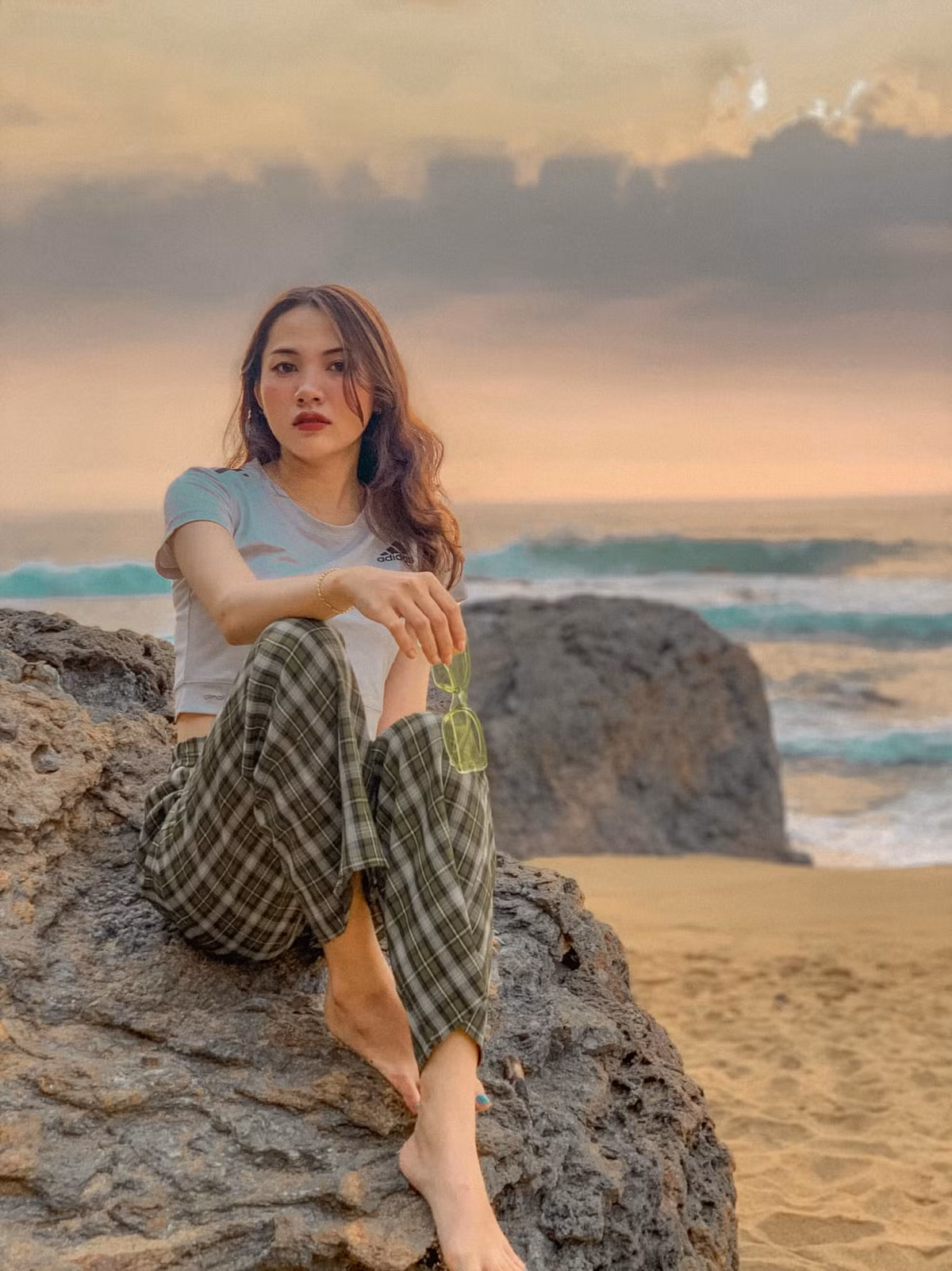 Từ áo dài cho đến quần tây, áo tay bèo phá cách hiện đại, cô nàng không từ chối bất kì món quần áo nào vì cô lúc nào mặc cũng đẹp. Ảnh: Vẹn