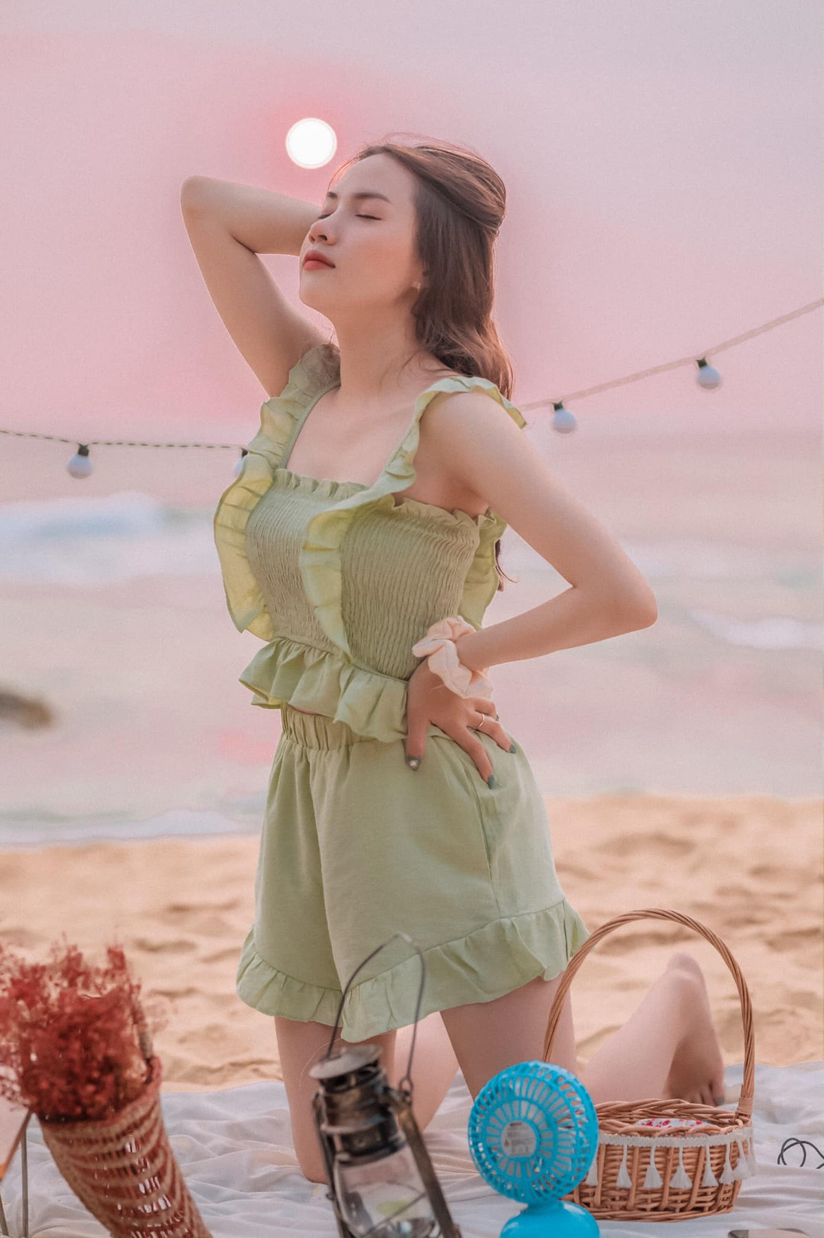 Suốt gần chục ngày, không ngày nào cô nàng mặc trùng lại một bộ quần áo khiến người ta phải ngưỡng mộ. Ảnh: Vẹn