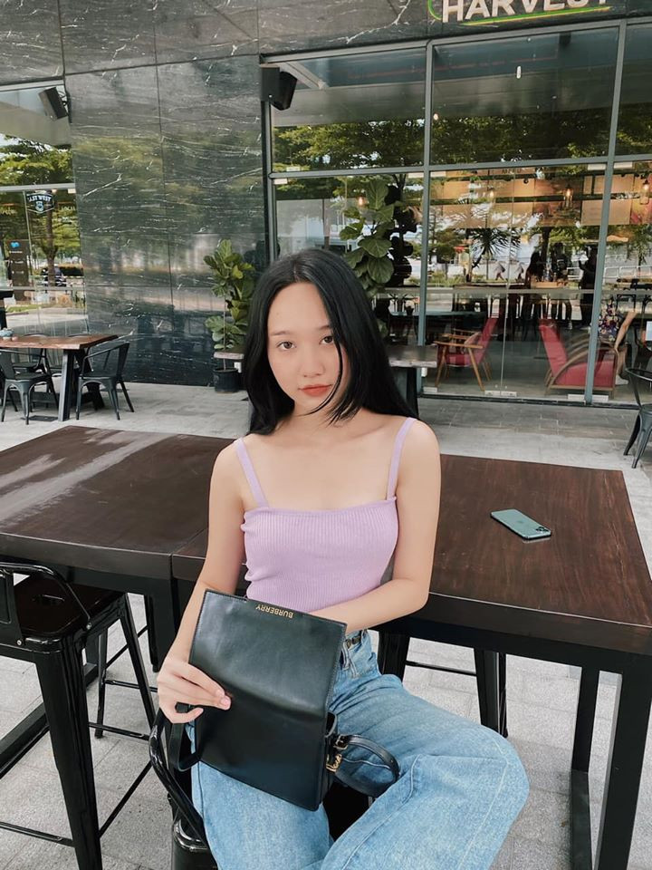 Mới đây nhất, khoảnh khắc Trúc Anh nở nụ cười tươi rói, thả dáng đúng chuẩn nàng thơ được cô nàng chia sẻ hiện đang gây sốt trên mạng xã hội.