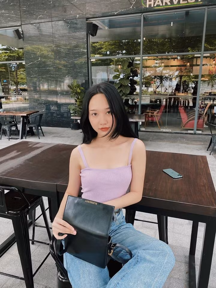 Mới đây nhất, khoảnh khắc Trúc Anh nở nụ cười tươi rói, thả dáng đúng chuẩn nàng thơ được cô nàng chia sẻ hiện đang gây sốt trên mạng xã hội.