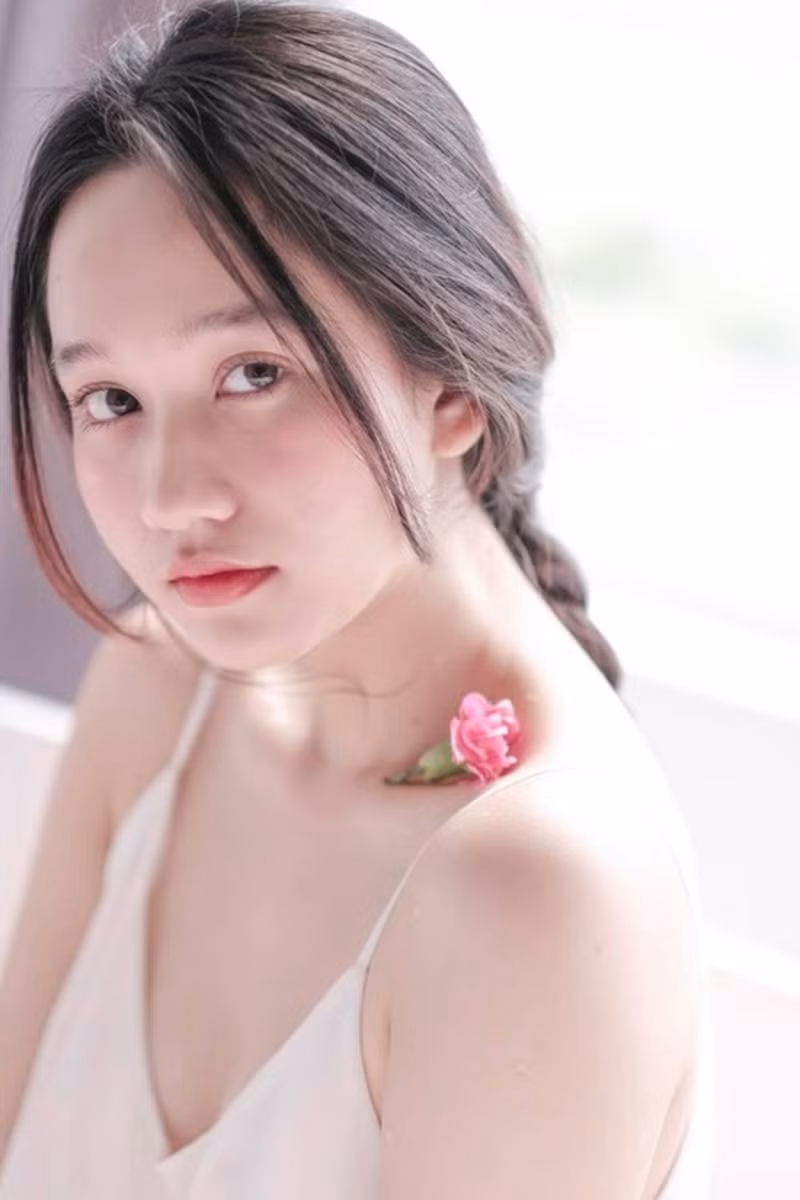 Sau khi những hình ảnh mới nhất của Trúc Anh được đăng tải, CĐM và fans rần rần thả tim rồi còn bình luận nhắc cô bạn ăn uống đầy đủ và bảo vệ sức khỏe.