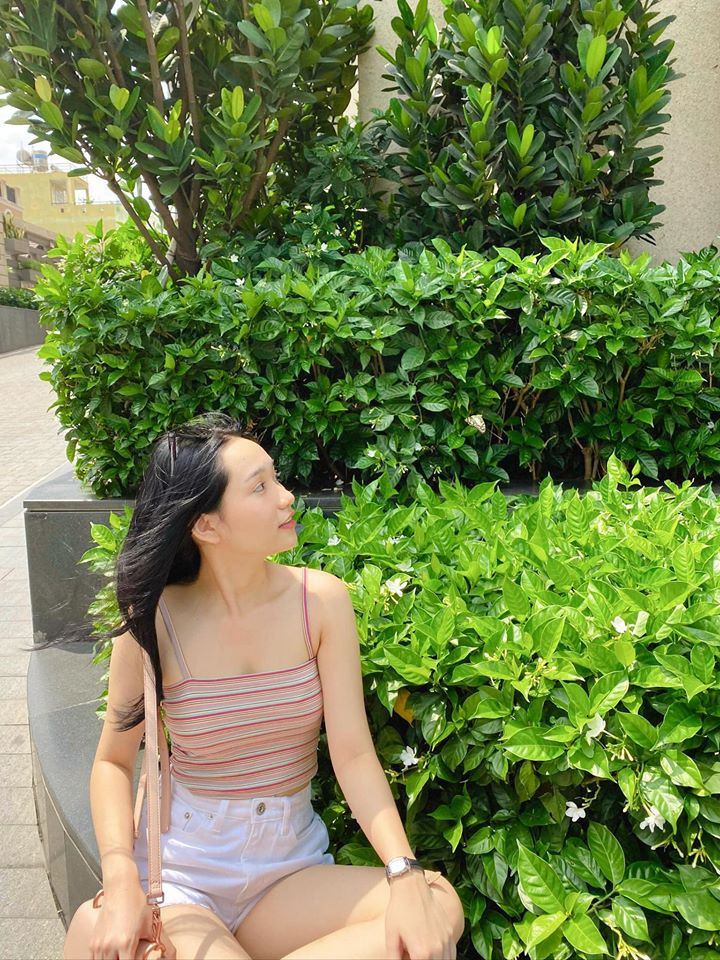 Trúc Anh hiện là sinh viên trường đại học Greenwich – ngôi trường của rich kid Việt Nam. Cô nàng được đạo diễn Victor Vũ lựa chọn từ hơn 1400 ứng viên tham dự để vào nữ chính của “Mắt biếc”.