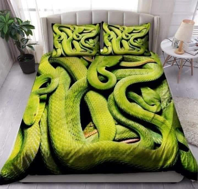 Toàn bộ phần chăn và gối đều là hình ảnh "siêu thực" của đàn trăn đang bò lên nhau, nhìn cảnh tượng này thì thực sự chẳng ai muốn ngả lưng vào.