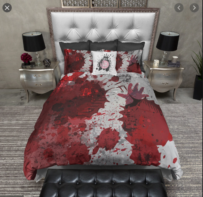 Một bộ ga giường với máu me kinh dị từng được dân mạng truy tìm.