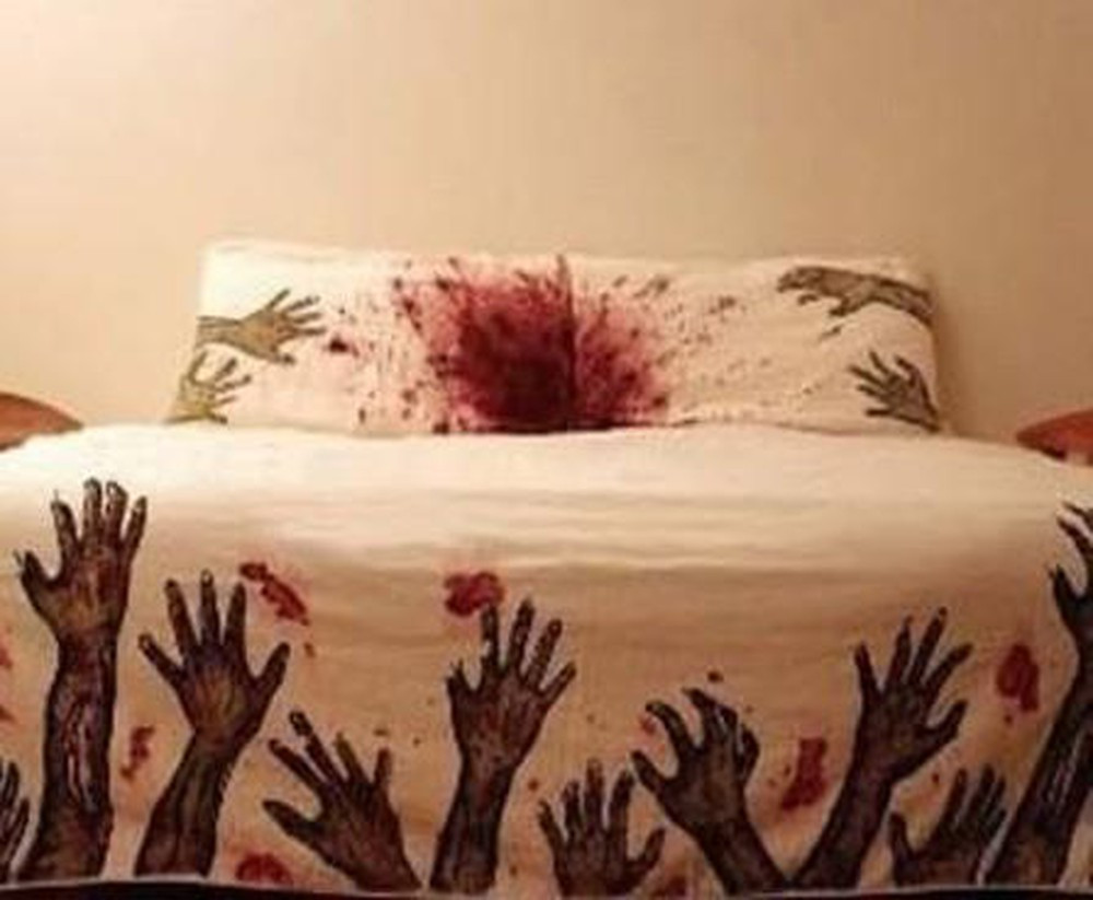 Dưới dòng bình luận dân mạng còn tìm ra đủ bộ sưu tập cho bộ chăn gối đầy bò sát này, kèm theo lời khẳng định, chỉ cần nhìn cảnh này cũng đủ ngất lên ngất xuống 7 ngày, thà thức còn hơn là nằm lên đây.