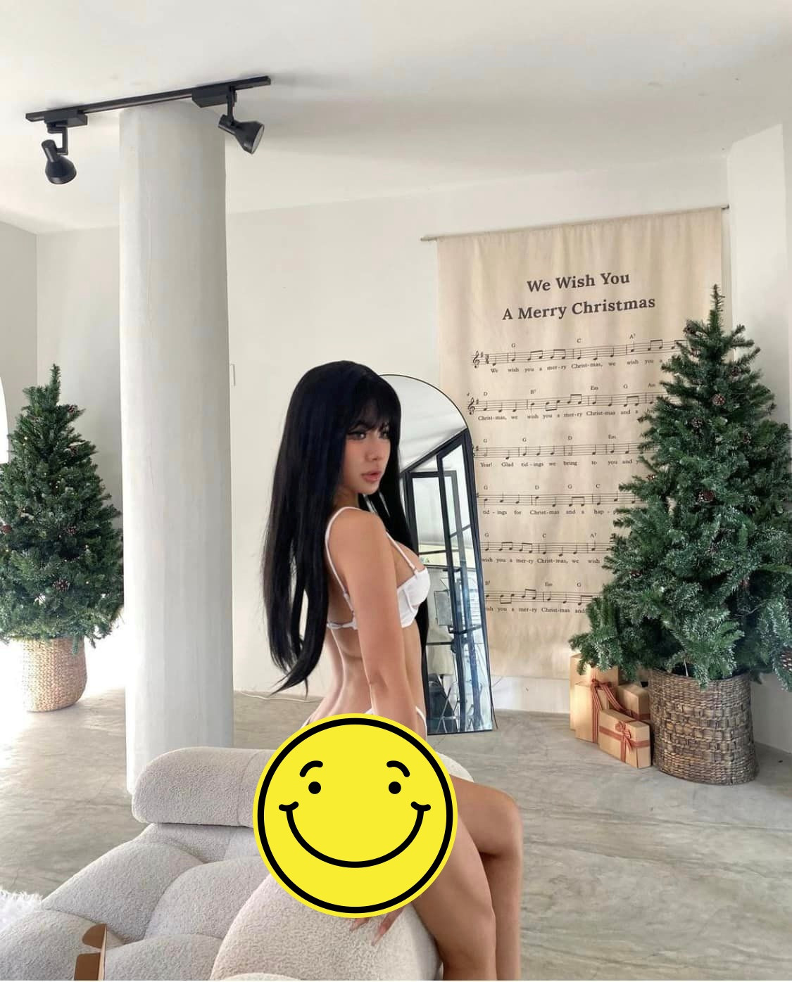 Nổi tiếng trên mạng là thế, nhiều người không khỏi tò mò về nhan sắc thật của Xuân Ca. Bởi trên các clip, cô nàng thường trang điểm khá đậm, ít khi để lộ mặt mộc.