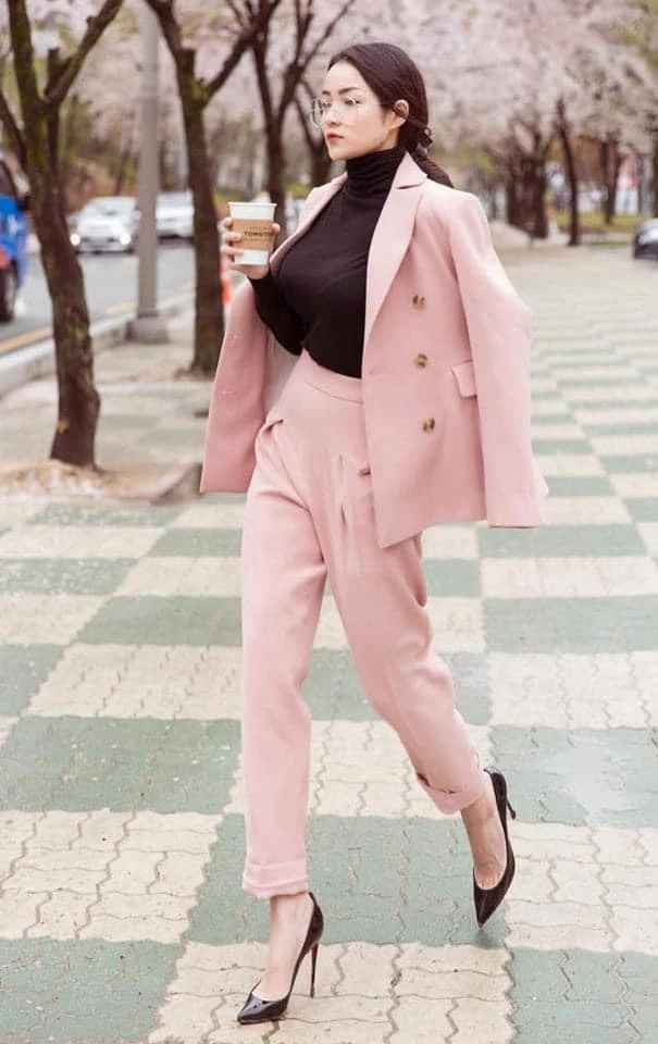 Thử sức lĩnh vực mới kém khởi sắc, Thủy Top bỏ lại tất cả thị phi sau lưng và tuyên bố sang Mỹ du học. Cũng từ đó, hot girl ngực khủng này gần như chìm vào quên lãng.