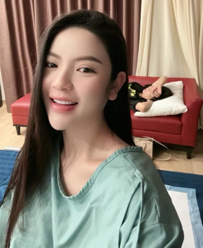 Bên cạnh đó, cách diện đồ đơn giản nhưng rất có gu, hack chiều cao của hot girl Sơn Tây cũng khiến dân mạng yêu thích.