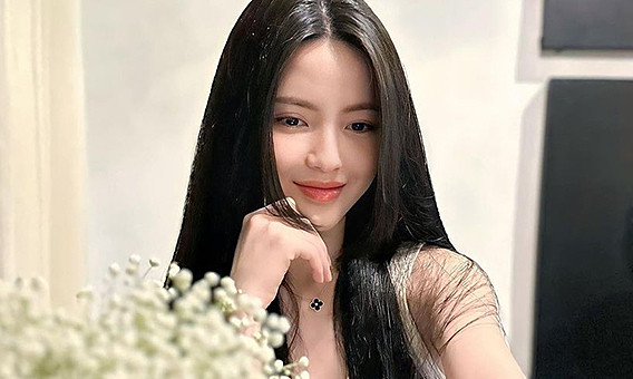 Khoe dáng gây sốt cõi mạng chưa đủ, Chu Thanh Huyền còn lộ biểu cảm lạ khi gặp gỡ trai đẹp ở Hàn Quốc. Bà xã Quang Hải đưa tay che miệng cười ngại ngùng khi gặp một đối tác điển trai. Nàng WAG chia sẻ: "Một con nhưng đứng cạnh trai vẫn đỏ mặt như thường".