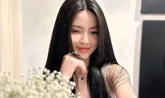 Khoe dáng gây sốt cõi mạng chưa đủ, Chu Thanh Huyền còn lộ biểu cảm lạ khi gặp gỡ trai đẹp ở Hàn Quốc. Bà xã Quang Hải đưa tay che miệng cười ngại ngùng khi gặp một đối tác điển trai. Nàng WAG chia sẻ: "Một con nhưng đứng cạnh trai vẫn đỏ mặt như thường".