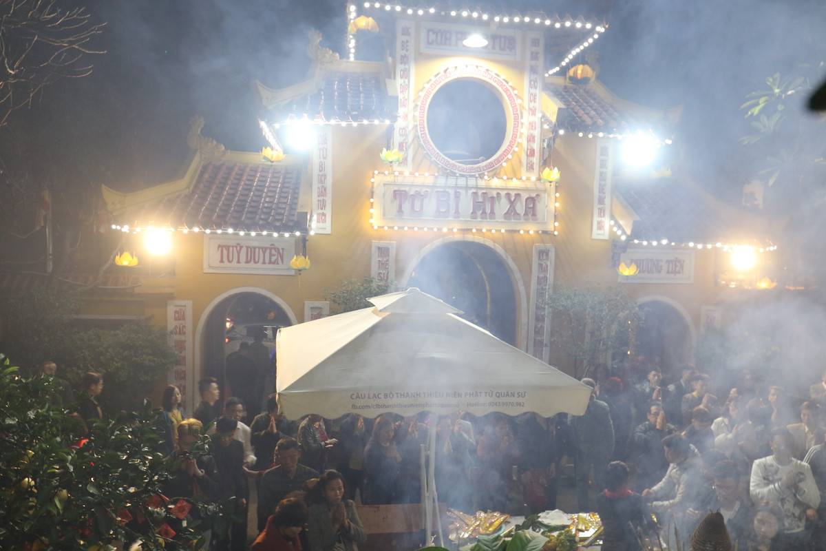 Cũng vẫn như mọi năm, Ban Trị sự chùa Quán Sứ quán triệt mỗi người dân, mỗi phật tử chỉ thắp 1 nén nhan dâng ban để tránh lãng phí và giảm thiểu hỏa hoạn.