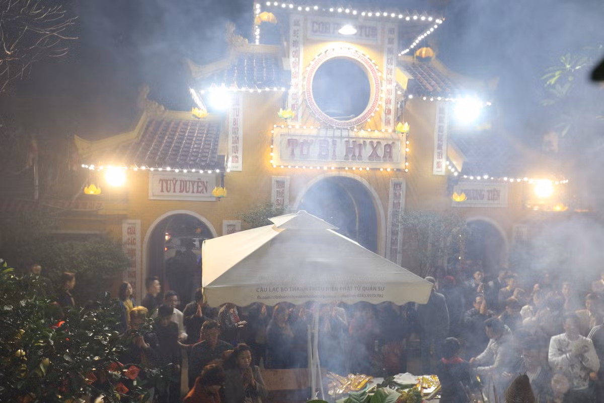 Cũng vẫn như mọi năm, Ban Trị sự chùa Quán Sứ quán triệt mỗi người dân, mỗi phật tử chỉ thắp 1 nén nhan dâng ban để tránh lãng phí và giảm thiểu hỏa hoạn.