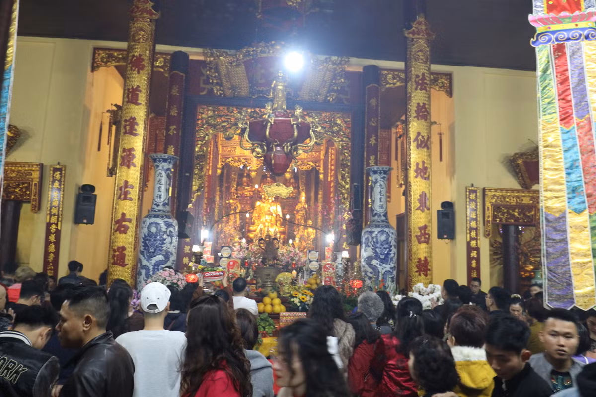 Bên cạnh đó, nhà chùa cũng tuyệt đổi không để cảnh đốt vàng mã trong khuôn viên chùa.