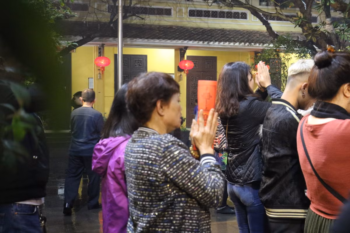 Lòng thành kính của người dân Việt Nam đầu năm tạo nên nét đẹp của dân tộc.