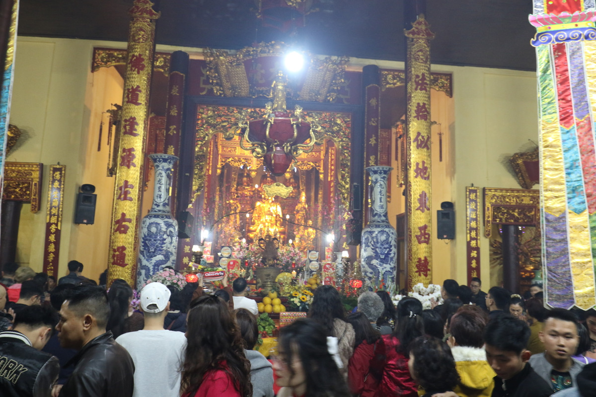 Bên cạnh đó, nhà chùa cũng tuyệt đổi không để cảnh đốt vàng mã trong khuôn viên chùa.