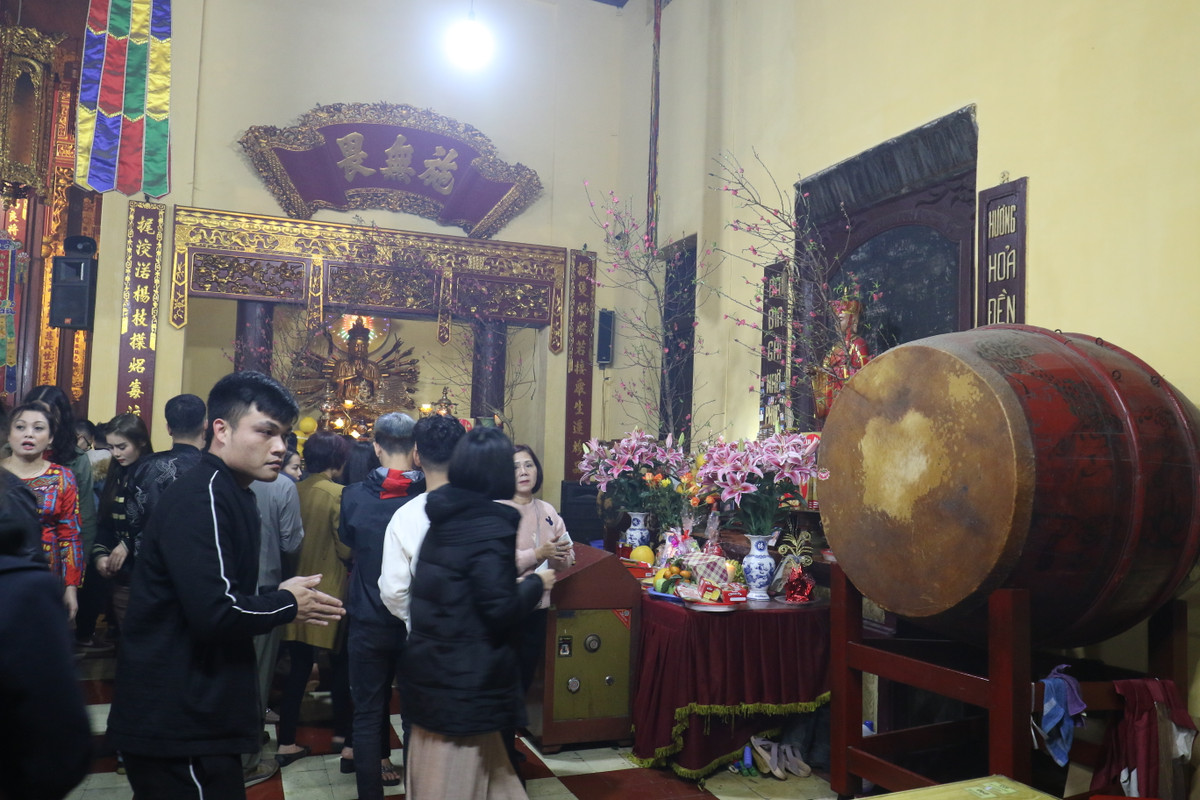 Phía bên trong chính điện của chùa Quán Sứ, người dân thành tâm dâng hương.