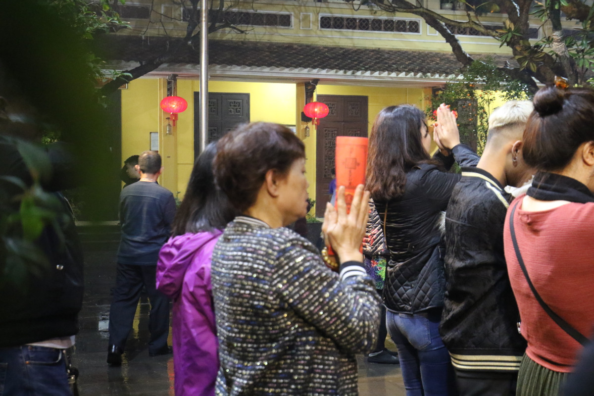 Lòng thành kính của người dân Việt Nam đầu năm tạo nên nét đẹp của dân tộc.