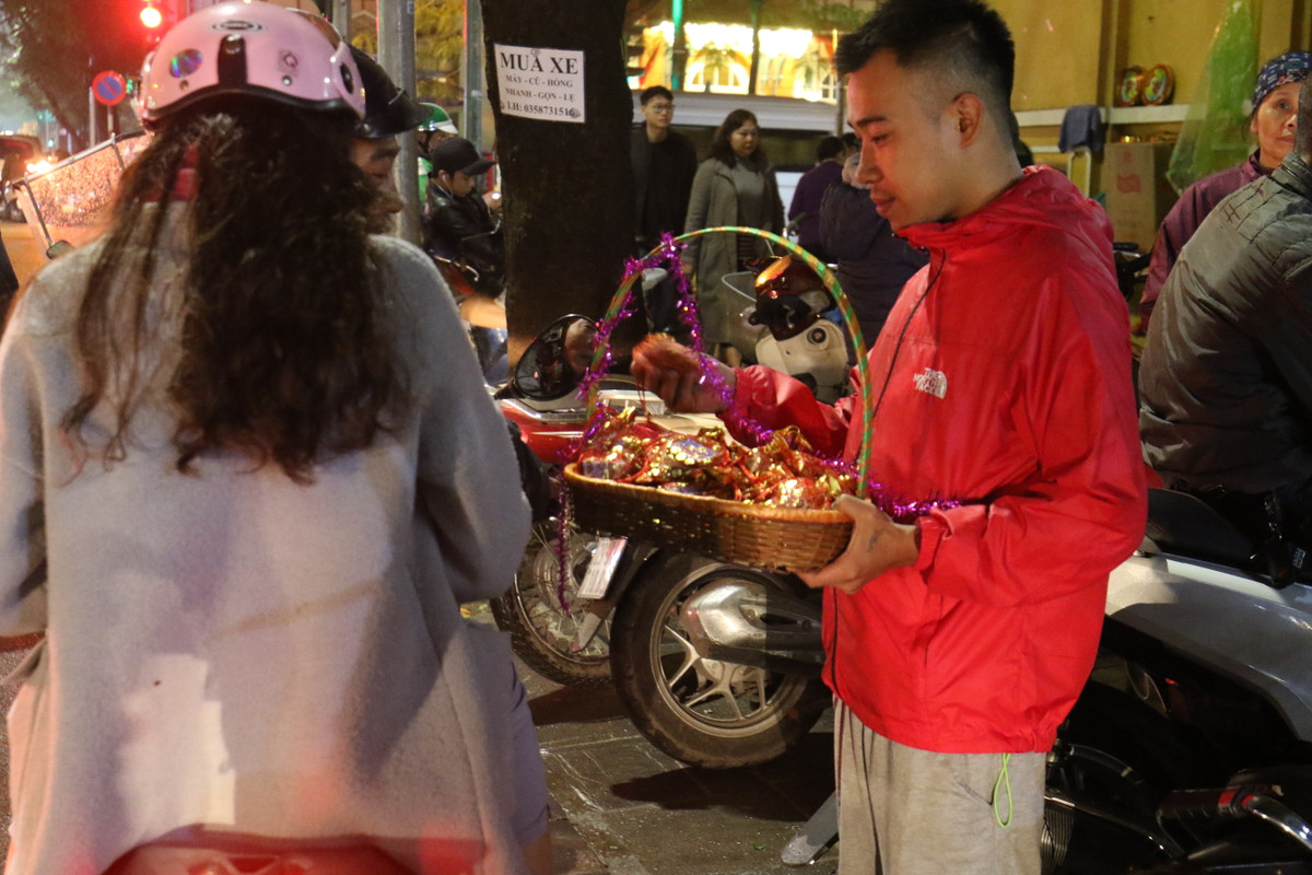 Chỉ với 10.000 đồng, những túi muối và diêm được các bạn trẻ chuẩn bị khá đẹp mắt.