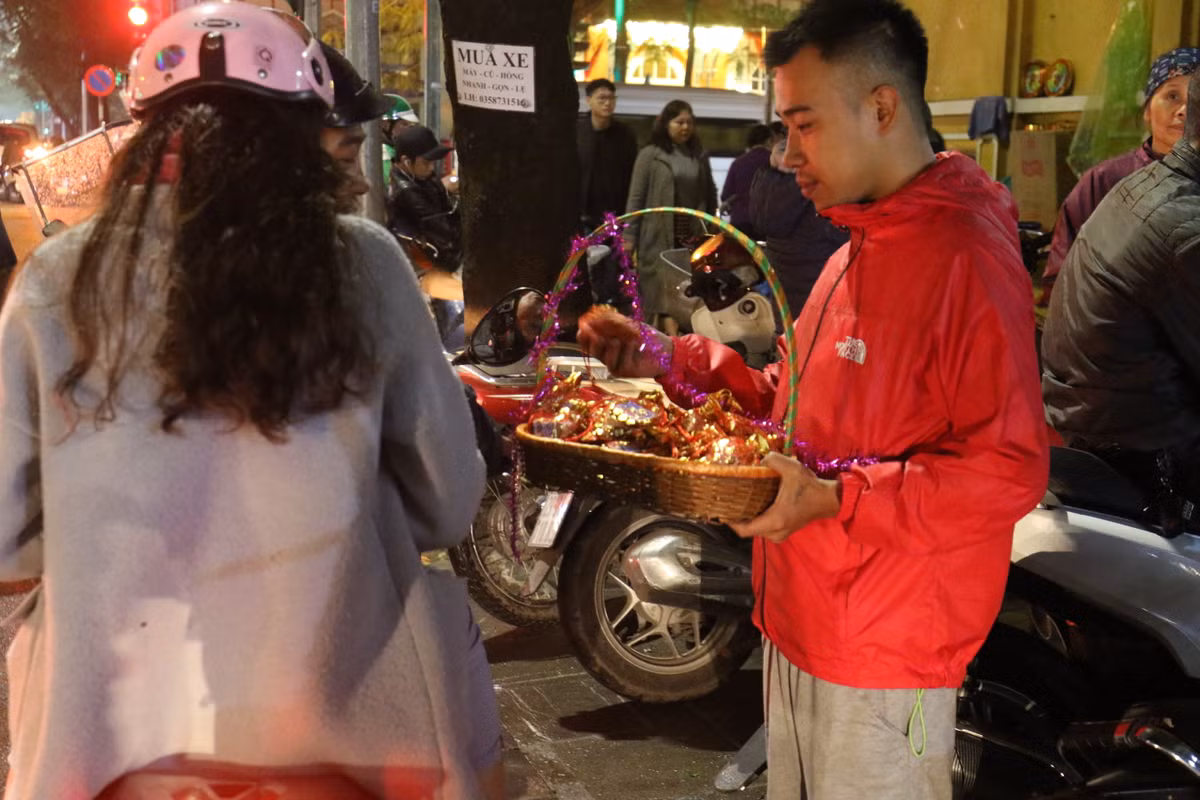 Chỉ với 10.000 đồng, những túi muối và diêm được các bạn trẻ chuẩn bị khá đẹp mắt.